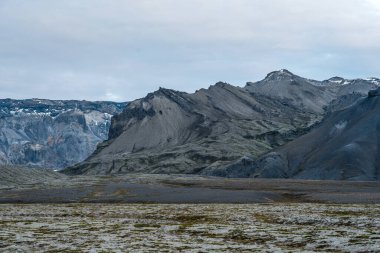 Yazın dağda beyaz karlı buzul manzarası Vatnajokull bölgesi yakınlarındaki Skeiarrjkull buzulu Avrupa