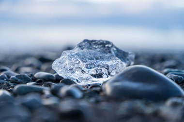 Gün batımında Jokulsar yakınlarında Elmas Sahili 'nde eriyen buza yakın çekim