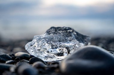 Gün batımında Jokulsar yakınlarında Elmas Sahili 'nde eriyen buza yakın çekim