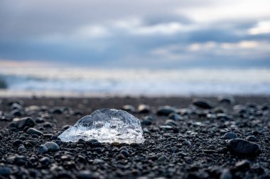 Gün batımında Jokulsar yakınlarında Elmas Sahili 'nde eriyen buza yakın çekim