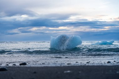 Jokulsarlon Buzul Gölü yakınlarında, İzlanda 'da elmas plajı.