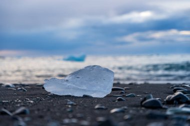 Gün batımında Jokulsar yakınlarında Elmas Sahili 'nde eriyen buza yakın çekim