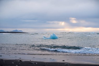 Jokulsarlon Buzul Gölü yakınlarında, İzlanda 'da elmas plajı.