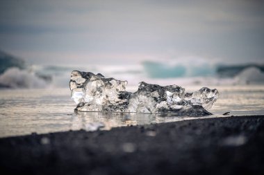 Gün batımında Jokulsar yakınlarında Elmas Sahili 'nde eriyen buza yakın çekim