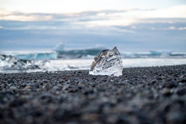 Gün batımında Jokulsar yakınlarında Elmas Sahili 'nde eriyen buza yakın çekim