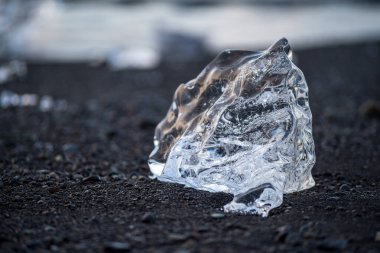 Gün batımında Jokulsar yakınlarında Elmas Sahili 'nde eriyen buza yakın çekim