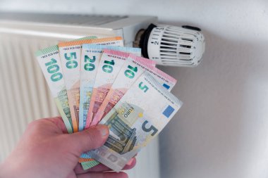 Termostat ve banknotlarla ısıtma maliyeti kavramı