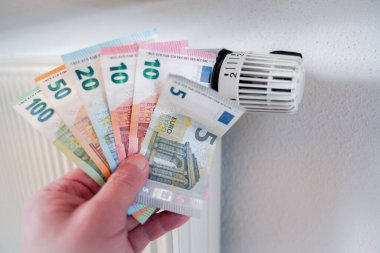 Termostat ve banknotlarla ısıtma maliyeti kavramı