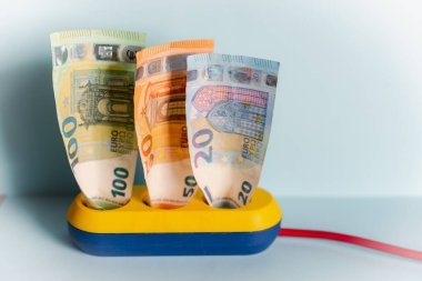 Enerji, soket ve avro banknotlarıyla elektrik kavramına mal oluyor