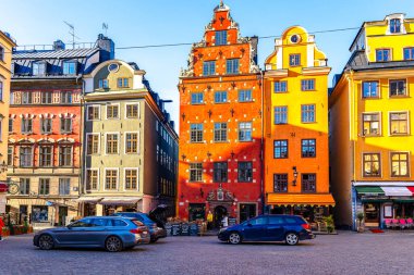 Stockholm, İsveç'te Stortorget meydanında eski renkli evleri