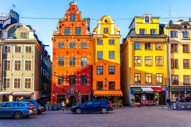 Stockholm, İsveç'te Stortorget meydanında eski renkli evleri