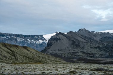 Yazın dağda beyaz karlı buzul manzarası Vatnajokull bölgesi yakınlarındaki Skeiarrjkull buzulu Avrupa