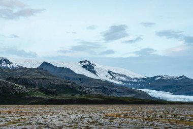 Dağda beyaz karla kaplı buzulun güzel manzarası