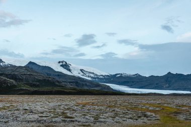 Dağda beyaz karla kaplı buzulun güzel manzarası