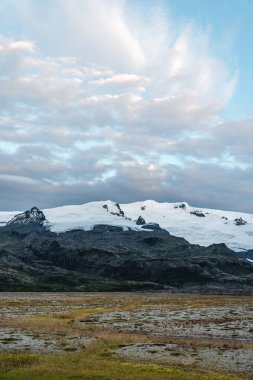 Dağda beyaz karla kaplı buzulun güzel manzarası