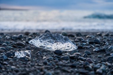 Gün batımında Jokulsar yakınlarında Elmas Sahili 'nde eriyen buza yakın çekim