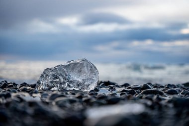 Gün batımında Jokulsar yakınlarında Elmas Sahili 'nde eriyen buza yakın çekim