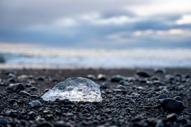 Gün batımında Jokulsar yakınlarında Elmas Sahili 'nde eriyen buza yakın çekim