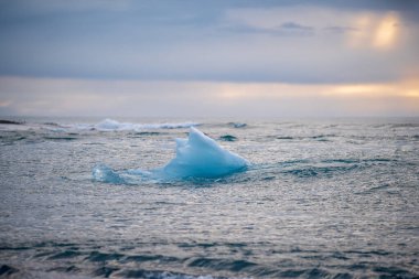 Jokulsarlon Buzul Gölü yakınlarında, İzlanda 'da elmas plajı.