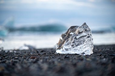 Gün batımında Jokulsar yakınlarında Elmas Sahili 'nde eriyen buza yakın çekim
