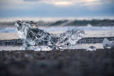 Gün batımında Jokulsar yakınlarında Elmas Sahili 'nde eriyen buza yakın çekim