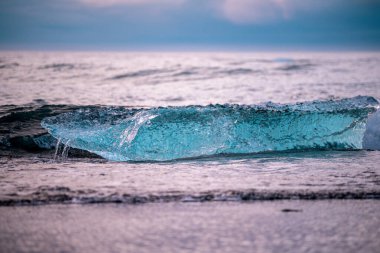 Jokulsarlon Buzul Gölü İzlanda yakınlarında elmas plajı.