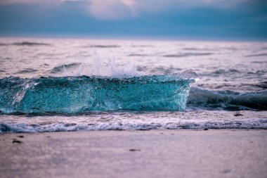 Jokulsarlon Buzul Gölü İzlanda yakınlarında elmas plajı.