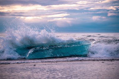 Jokulsarlon Buzul Gölü İzlanda yakınlarında elmas plajı.
