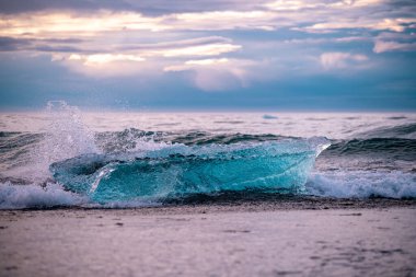 Jokulsarlon Buzul Gölü İzlanda yakınlarında elmas plajı.
