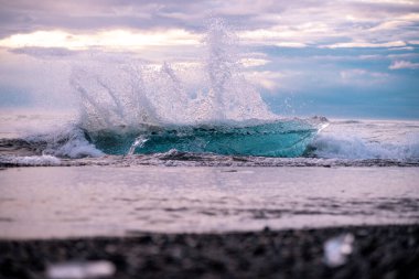 Jokulsarlon Buzul Gölü İzlanda yakınlarında elmas plajı.