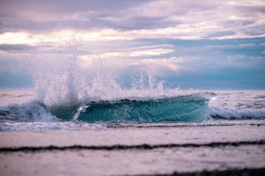 Jokulsarlon Buzul Gölü İzlanda yakınlarında elmas plajı.