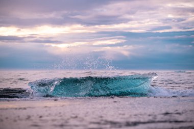 Jokulsarlon Buzul Gölü İzlanda yakınlarında elmas plajı.