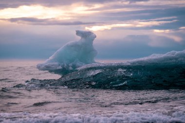 Jokulsarlon Buzul Gölü İzlanda yakınlarında elmas plajı.