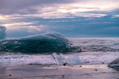 Jokulsarlon Buzul Gölü İzlanda yakınlarında elmas plajı.