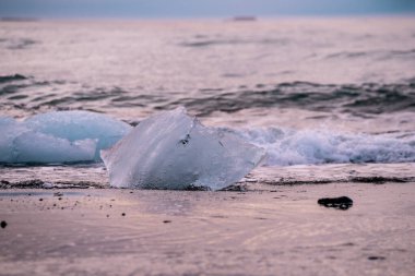 Jokulsarlon Buzul Gölü İzlanda yakınlarında elmas plajı.