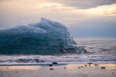 Jokulsarlon Buzul Gölü İzlanda yakınlarında elmas plajı.