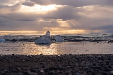 Jokulsarlon Buzul Gölü İzlanda yakınlarında elmas plajı.