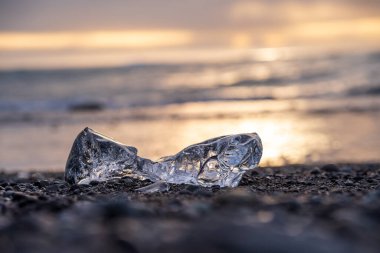 Jokulsarlon Buzul Gölü İzlanda yakınlarında elmas plajı.