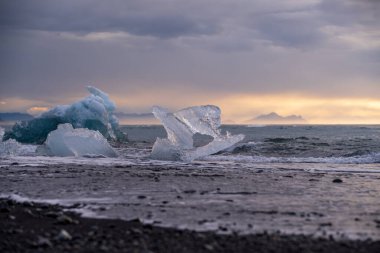 Jokulsarlon Buzul Gölü İzlanda yakınlarında elmas plajı.