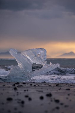Jokulsarlon Buzul Gölü İzlanda yakınlarında elmas plajı.