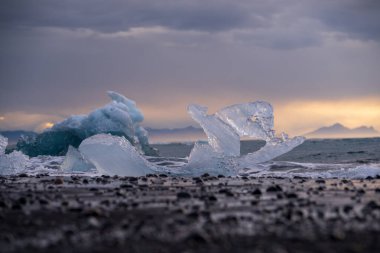 Jokulsarlon Buzul Gölü İzlanda yakınlarında elmas plajı.