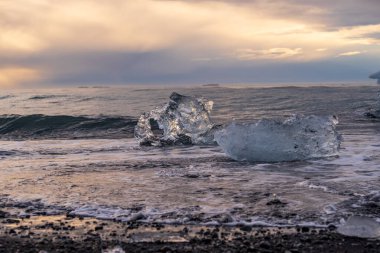 Jokulsarlon Buzul Gölü İzlanda yakınlarında elmas plajı.