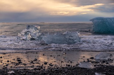 Jokulsarlon Buzul Gölü İzlanda yakınlarında elmas plajı.