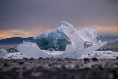 Jokulsarlon Buzul Gölü İzlanda yakınlarında elmas plajı.