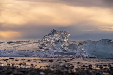Jokulsarlon Buzul Gölü İzlanda yakınlarında elmas plajı.