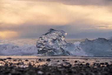 Jokulsarlon Buzul Gölü İzlanda yakınlarında elmas plajı.