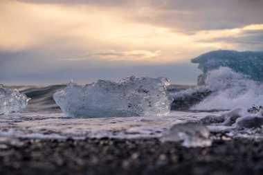 Jokulsarlon Buzul Gölü İzlanda yakınlarında elmas plajı.