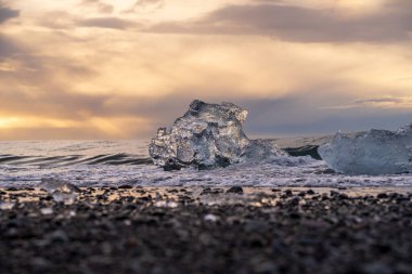 Jokulsarlon Buzul Gölü İzlanda yakınlarında elmas plajı.