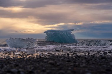 Jokulsarlon Buzul Gölü İzlanda yakınlarında elmas plajı.
