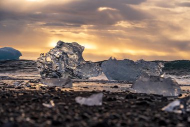 Jokulsarlon Buzul Gölü İzlanda yakınlarında elmas plajı.